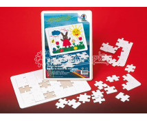 [Bílý kartón s vyseknutými tvary na puzzle]