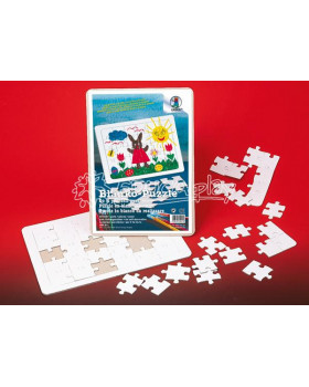 Bílý kartón s vyseknutými tvary na puzzle